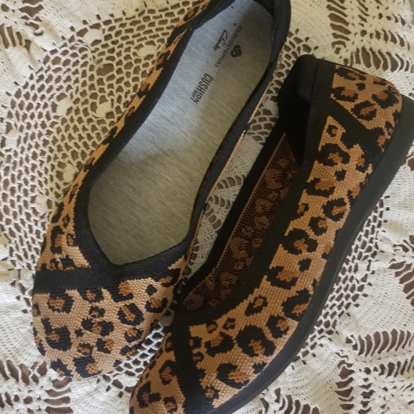 Clarks Cloudsteppers Cushioned Animal Print Flat Size 8 - Picture 1 of 6